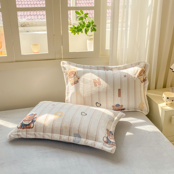 91家纺网 家纺一手货源 找家纺 红日子纺织品 2025新款高克重牛奶绒印花四件套 字母熊