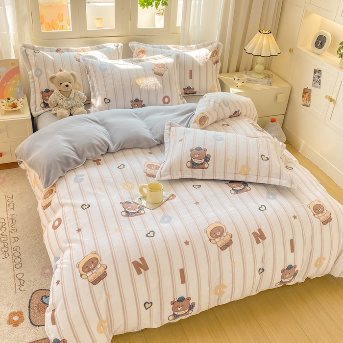 91家纺网 家纺一手货源 找家纺 红日子纺织品 2025新款高克重牛奶绒印花四件套 字母熊