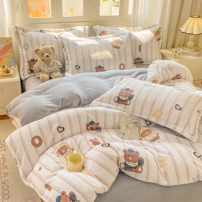 91家纺网 家纺一手货源 找家纺 红日子纺织品 2025新款高克重牛奶绒印花四件套 字母熊