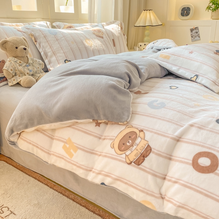 91家纺网 家纺一手货源 找家纺 红日子纺织品 2025新款高克重牛奶绒印花四件套 字母熊