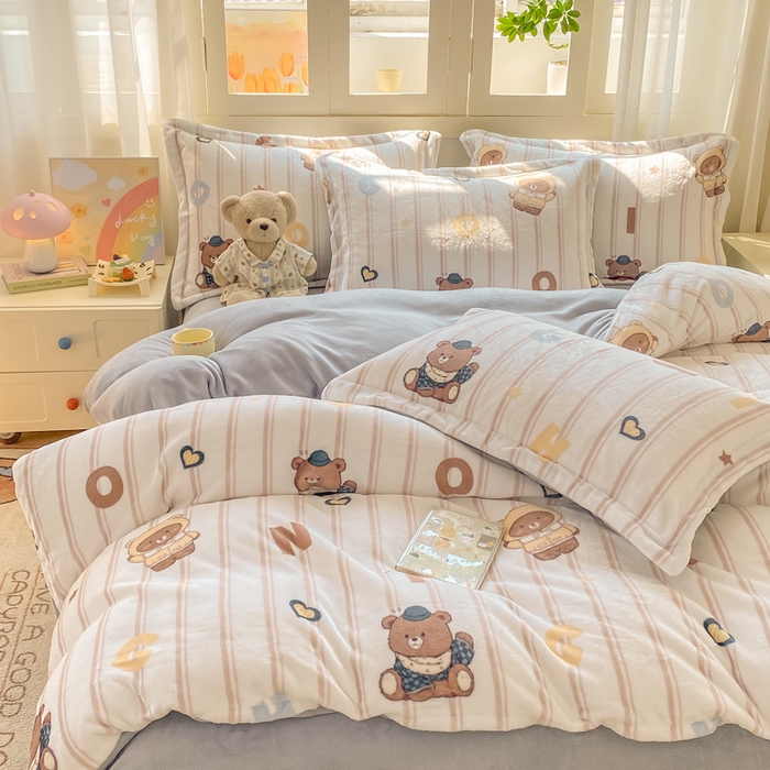 91家纺网 家纺一手货源 找家纺 红日子纺织品 2025新款高克重牛奶绒印花四件套 字母熊