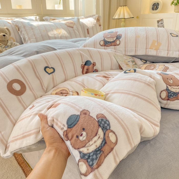 91家纺网 家纺一手货源 找家纺 红日子纺织品 2025新款高克重牛奶绒印花四件套 字母熊