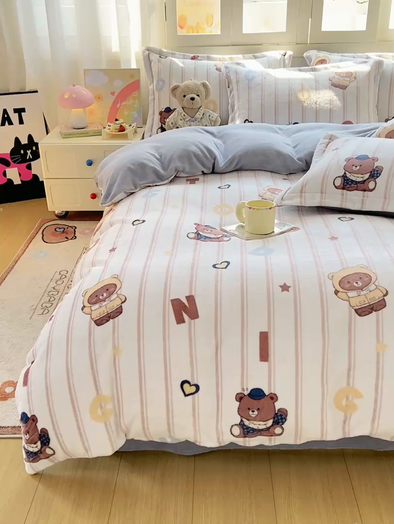 91家纺网 家纺一手货源 找家纺 红日子纺织品 2025新款高克重牛奶绒印花四件套 字母熊