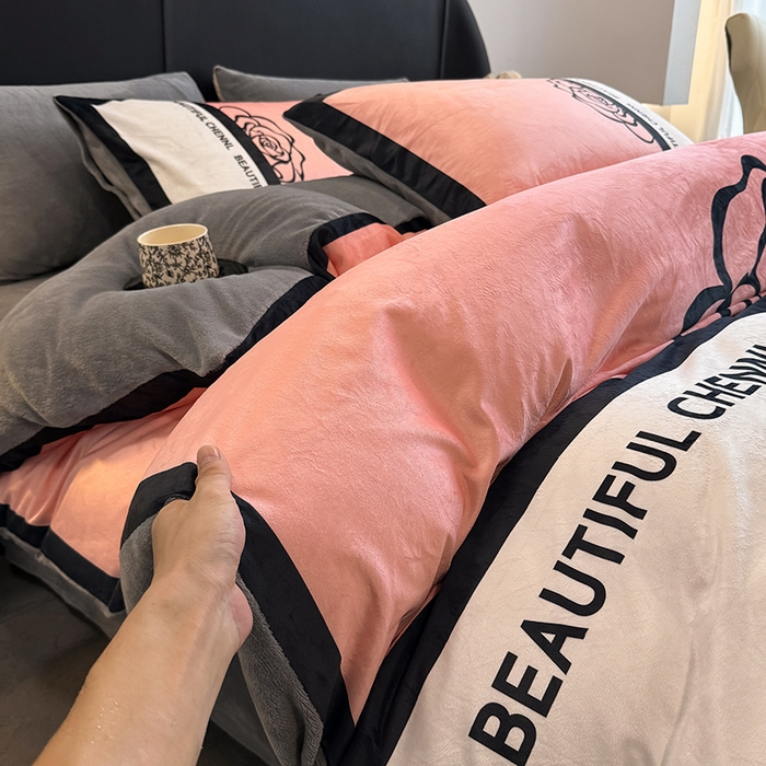 91家纺网 家纺一手货源 找家纺 色鬼布艺高端家居主号 2025秋冬新款宝宝绒牛奶绒四件套提供买家秀 粉黛佳人