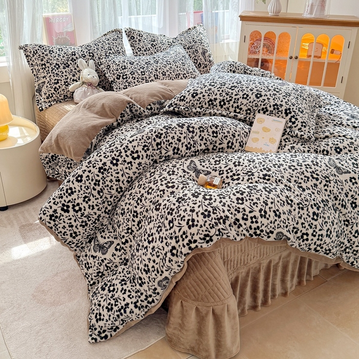 鸿羽樱家纺《原伊菲晓》 2025新款花仙子系列印花牛奶绒床盖炕垫炕盖四件套-云裳 云裳-花海蝴蝶