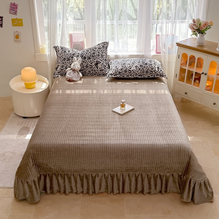 91家纺网 家纺一手货源 找家纺 鸿羽樱家纺《原伊菲晓》 2025新款花仙子系列印花牛奶绒床盖炕垫炕盖四件套-云裳 云裳-花海蝴蝶