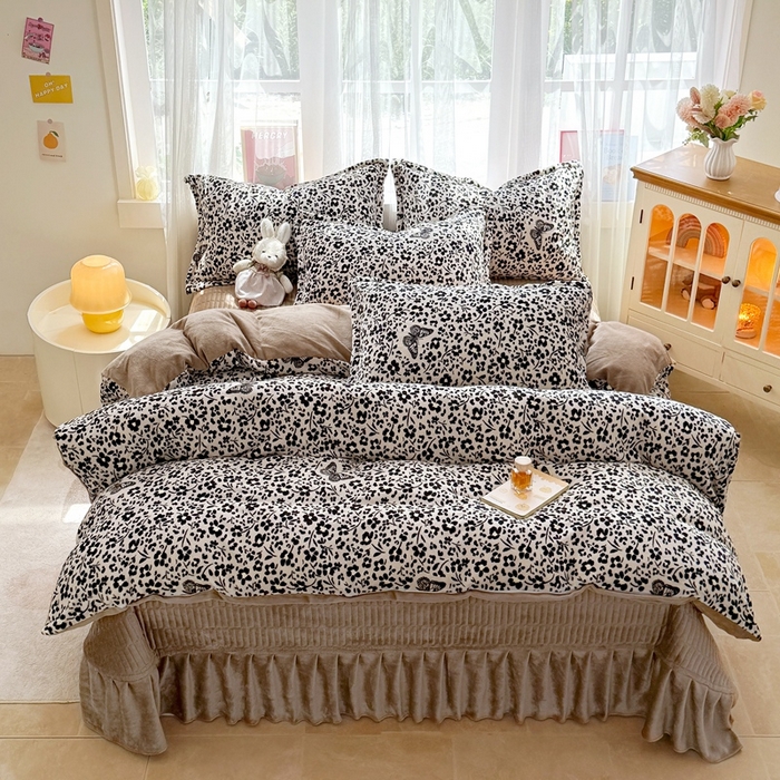 91家纺网 家纺一手货源 找家纺 鸿羽樱家纺《原伊菲晓》 2025新款花仙子系列印花牛奶绒床盖炕垫炕盖四件套-云裳 云裳-花海蝴蝶