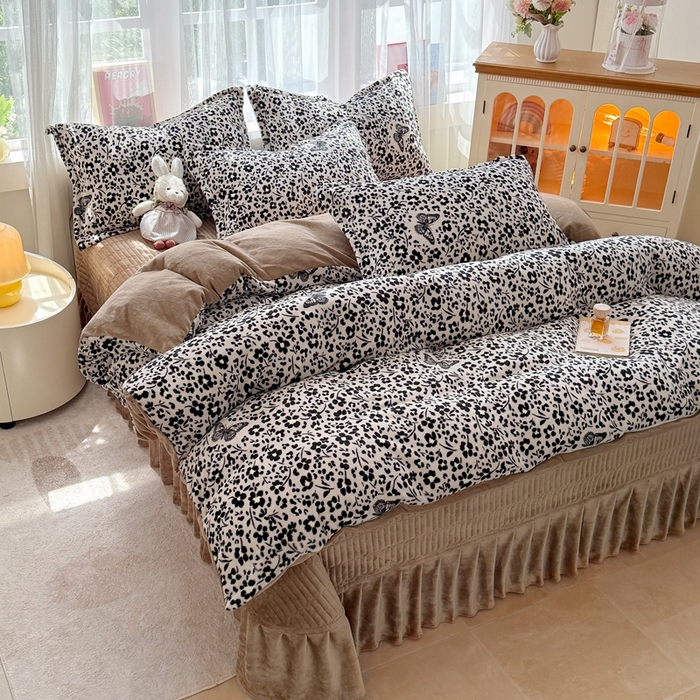 91家纺网 家纺一手货源 找家纺 鸿羽樱家纺《原伊菲晓》 2025新款花仙子系列印花牛奶绒床盖炕垫炕盖四件套-云裳 云裳-花海蝴蝶