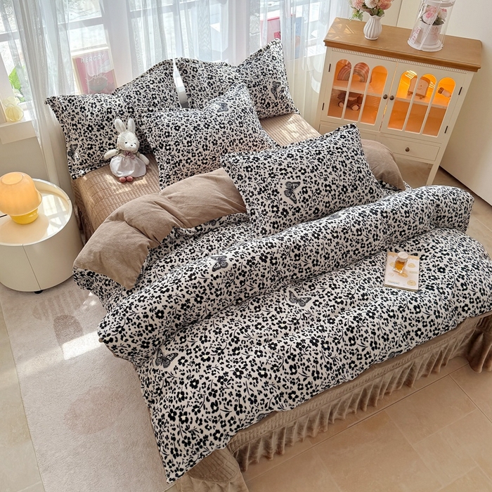 91家纺网 家纺一手货源 找家纺 鸿羽樱家纺《原伊菲晓》 2025新款花仙子系列印花牛奶绒床盖炕垫炕盖四件套-云裳 云裳-花海蝴蝶