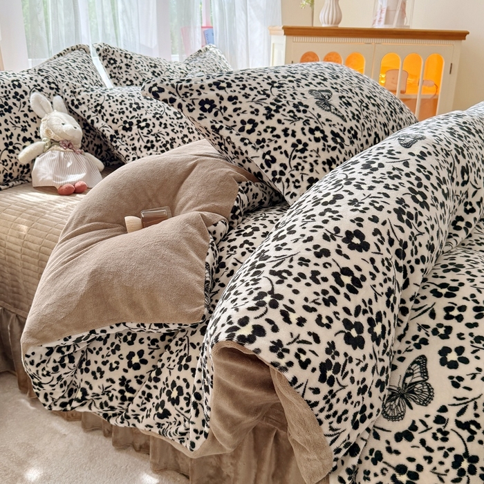 91家纺网 家纺一手货源 找家纺 鸿羽樱家纺《原伊菲晓》 2025新款花仙子系列印花牛奶绒床盖炕垫炕盖四件套-云裳 云裳-花海蝴蝶