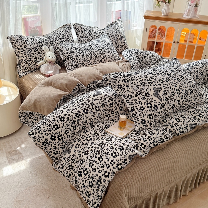 91家纺网 家纺一手货源 找家纺 鸿羽樱家纺《原伊菲晓》 2025新款花仙子系列印花牛奶绒床盖炕垫炕盖四件套-云裳 云裳-花海蝴蝶