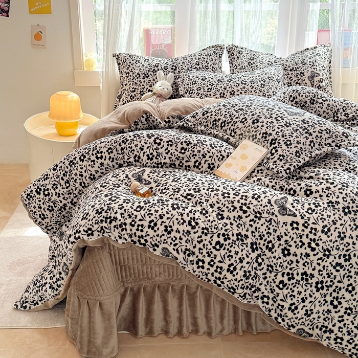 91家纺网 家纺一手货源 找家纺 鸿羽樱家纺《原伊菲晓》 2025新款花仙子系列印花牛奶绒床盖炕垫炕盖四件套-云裳 云裳-花海蝴蝶