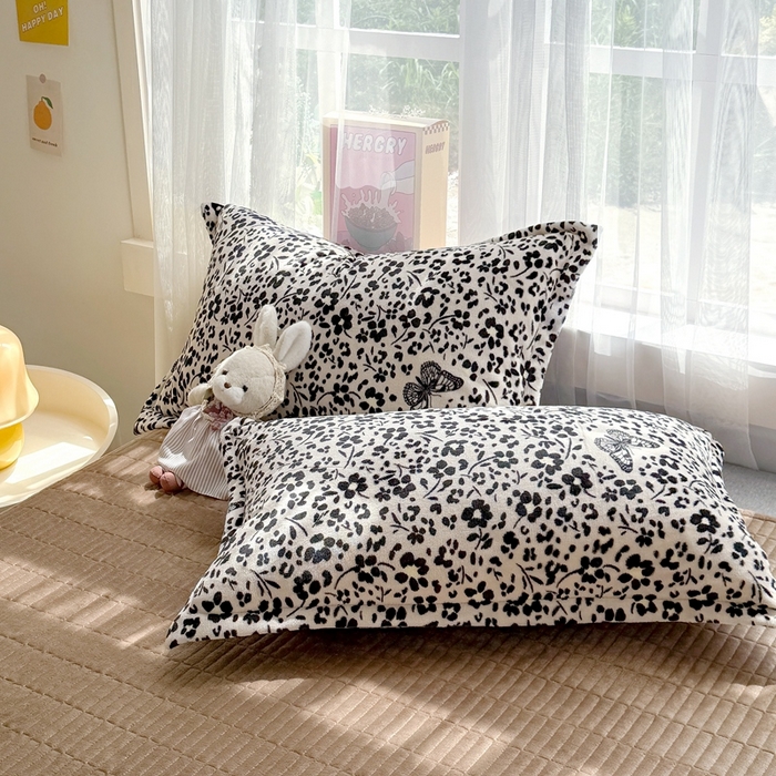 91家纺网 家纺一手货源 找家纺 鸿羽樱家纺《原伊菲晓》 2025新款花仙子系列印花牛奶绒床盖炕垫炕盖四件套-云裳 云裳-花海蝴蝶