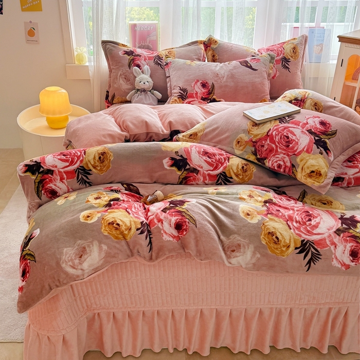 91家纺网 家纺一手货源 找家纺 鸿羽樱家纺《原伊菲晓》 2025新款花仙子系列印花牛奶绒床盖炕垫炕盖四件套-云裳 云裳-花田可人