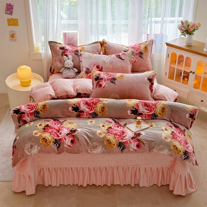 91家纺网 家纺一手货源 找家纺 鸿羽樱家纺《原伊菲晓》 2025新款花仙子系列印花牛奶绒床盖炕垫炕盖四件套-云裳 云裳-花田可人