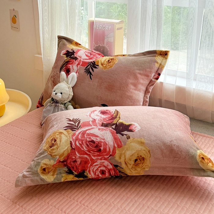 91家纺网 家纺一手货源 找家纺 鸿羽樱家纺《原伊菲晓》 2025新款花仙子系列印花牛奶绒床盖炕垫炕盖四件套-云裳 云裳-花田可人