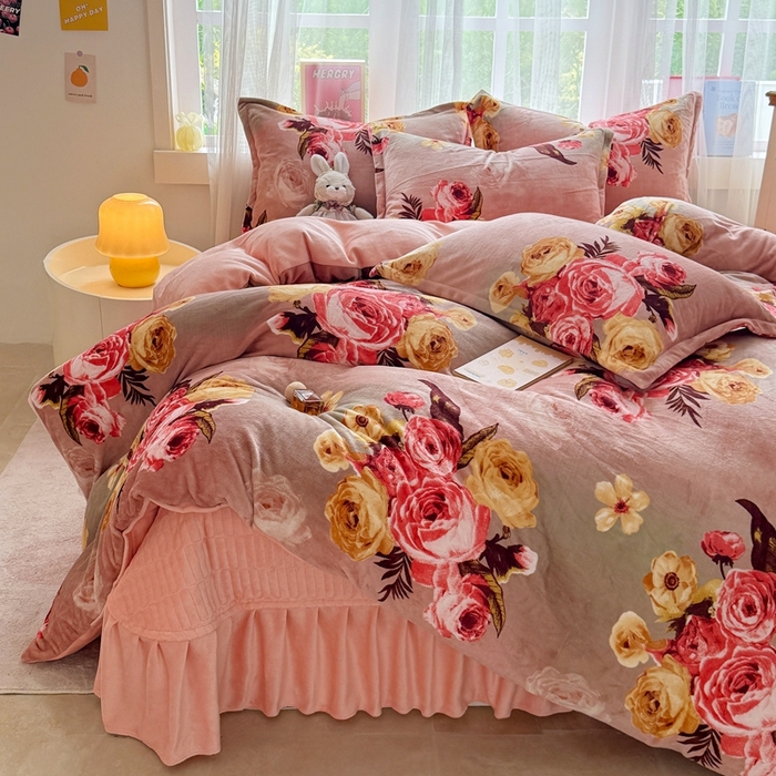 91家纺网 家纺一手货源 找家纺 鸿羽樱家纺《原伊菲晓》 2025新款花仙子系列印花牛奶绒床盖炕垫炕盖四件套-云裳 云裳-花田可人