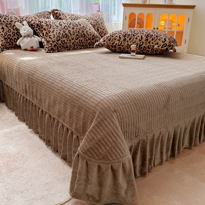 91家纺网 家纺一手货源 找家纺 鸿羽樱家纺《原伊菲晓》 2025新款花仙子系列印花牛奶绒床盖炕垫炕盖四件套-云裳 云裳-经典豹纹