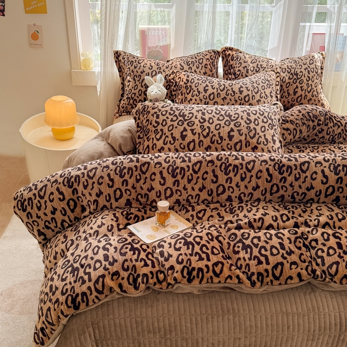 91家纺网 家纺一手货源 找家纺 鸿羽樱家纺《原伊菲晓》 2025新款花仙子系列印花牛奶绒床盖炕垫炕盖四件套-云裳 云裳-经典豹纹