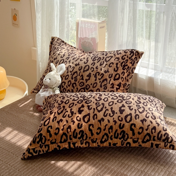 91家纺网 家纺一手货源 找家纺 鸿羽樱家纺《原伊菲晓》 2025新款花仙子系列印花牛奶绒床盖炕垫炕盖四件套-云裳 云裳-经典豹纹