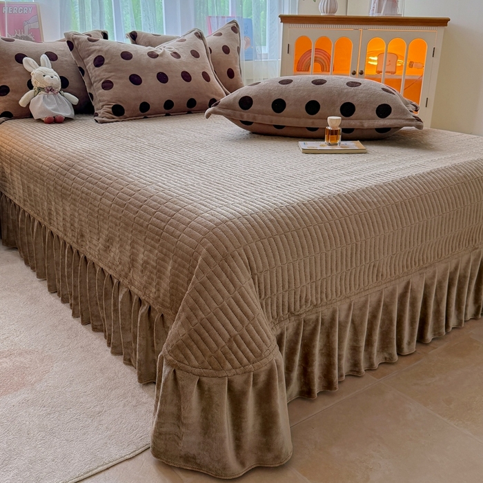 91家纺网 家纺一手货源 找家纺 鸿羽樱家纺《原伊菲晓》 2025新款花仙子系列印花牛奶绒床盖炕垫炕盖四件套-云裳 云裳-咖色圈圈