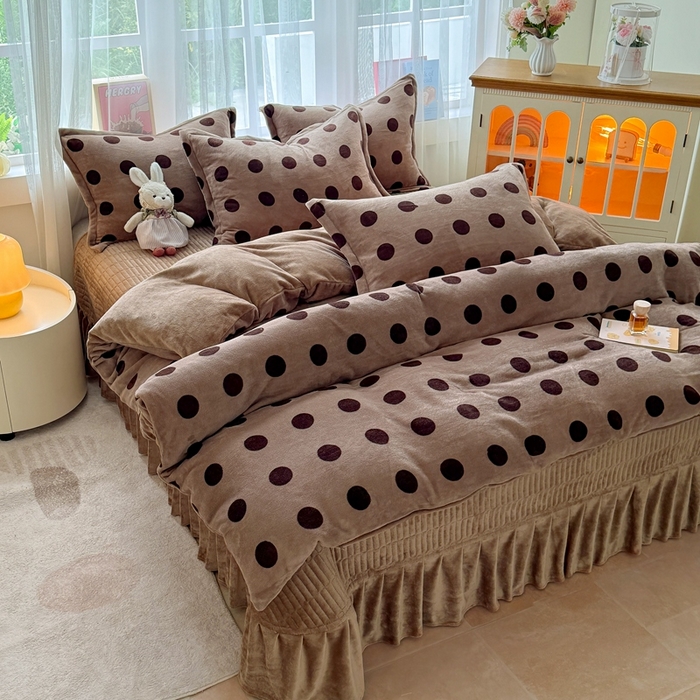 91家纺网 家纺一手货源 找家纺 鸿羽樱家纺《原伊菲晓》 2025新款花仙子系列印花牛奶绒床盖炕垫炕盖四件套-云裳 云裳-咖色圈圈