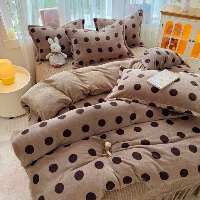 91家纺网 家纺一手货源 找家纺 鸿羽樱家纺《原伊菲晓》 2025新款花仙子系列印花牛奶绒床盖炕垫炕盖四件套-云裳 云裳-咖色圈圈