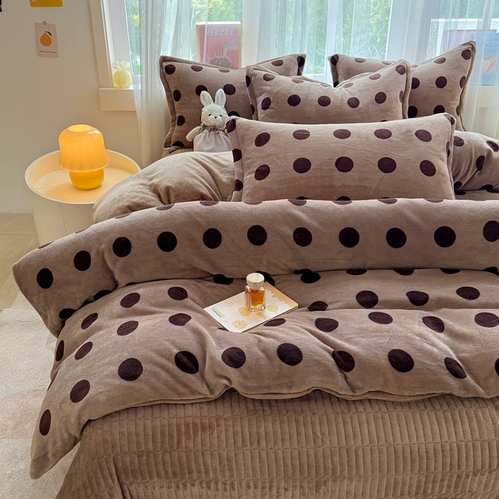 91家纺网 家纺一手货源 找家纺 鸿羽樱家纺《原伊菲晓》 2025新款花仙子系列印花牛奶绒床盖炕垫炕盖四件套-云裳 云裳-咖色圈圈