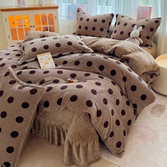 91家纺网 家纺一手货源 找家纺 鸿羽樱家纺《原伊菲晓》 2025新款花仙子系列印花牛奶绒床盖炕垫炕盖四件套-云裳 云裳-咖色圈圈