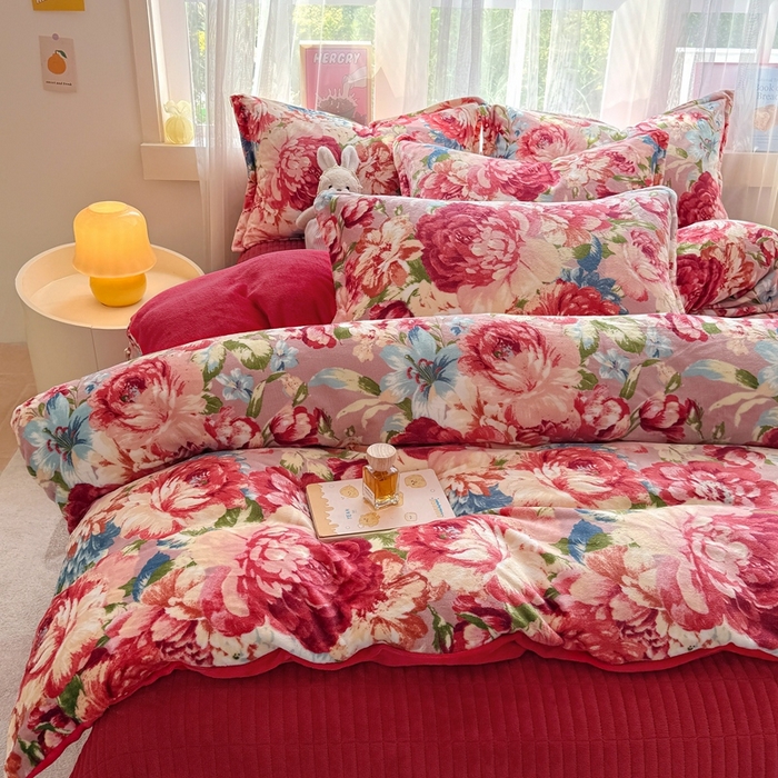 91家纺网 家纺一手货源 找家纺 鸿羽樱家纺《原伊菲晓》 2025新款花仙子系列印花牛奶绒床盖炕垫炕盖四件套-云裳 云裳-牡丹倾城红