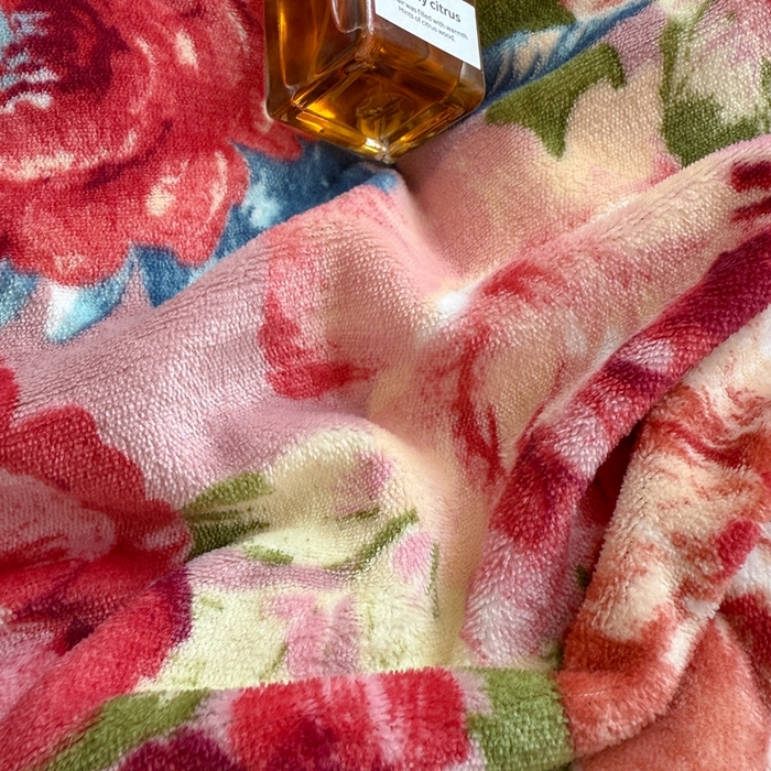 91家纺网 家纺一手货源 找家纺 鸿羽樱家纺《原伊菲晓》 2025新款花仙子系列印花牛奶绒床盖炕垫炕盖四件套-云裳 云裳-牡丹倾城红