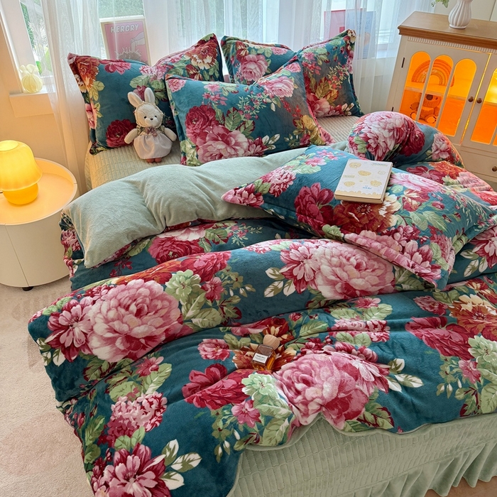 91家纺网 家纺一手货源 找家纺 鸿羽樱家纺《原伊菲晓》 2025新款花仙子系列印花牛奶绒床盖炕垫炕盖四件套-云裳 云裳-牡丹倾城蓝