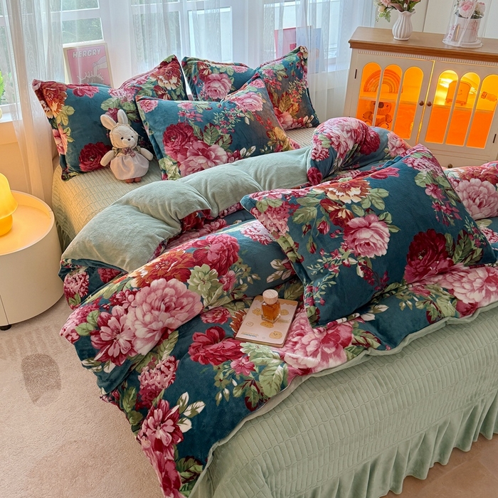 91家纺网 家纺一手货源 找家纺 鸿羽樱家纺《原伊菲晓》 2025新款花仙子系列印花牛奶绒床盖炕垫炕盖四件套-云裳 云裳-牡丹倾城蓝