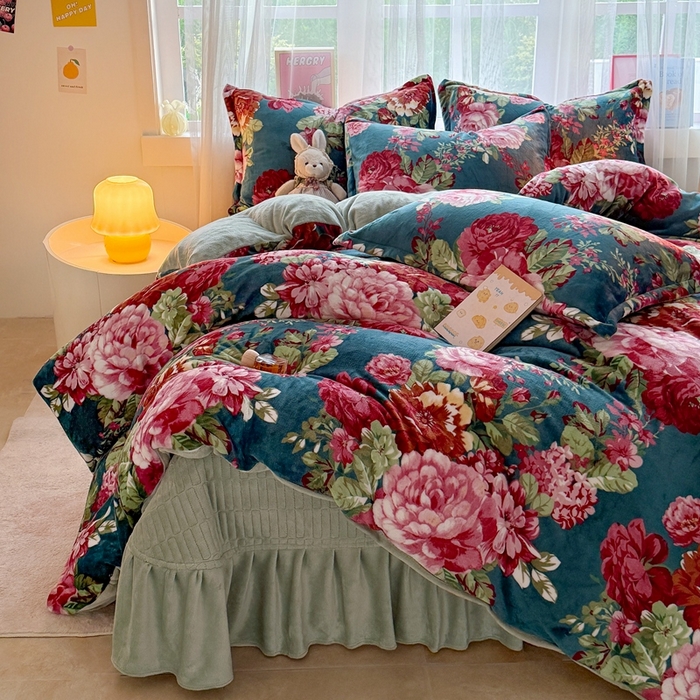 91家纺网 家纺一手货源 找家纺 鸿羽樱家纺《原伊菲晓》 2025新款花仙子系列印花牛奶绒床盖炕垫炕盖四件套-云裳 云裳-牡丹倾城蓝