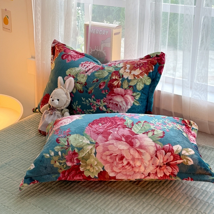 91家纺网 家纺一手货源 找家纺 鸿羽樱家纺《原伊菲晓》 2025新款花仙子系列印花牛奶绒床盖炕垫炕盖四件套-云裳 云裳-牡丹倾城蓝