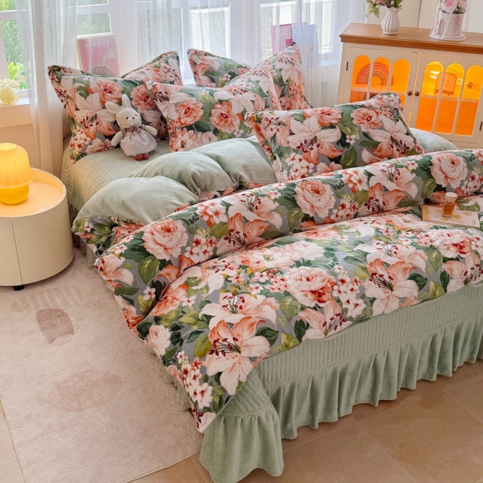 91家纺网 家纺一手货源 找家纺 鸿羽樱家纺《原伊菲晓》 2025新款花仙子系列印花牛奶绒床盖炕垫炕盖四件套-云裳 云裳-牡丹倾城绿