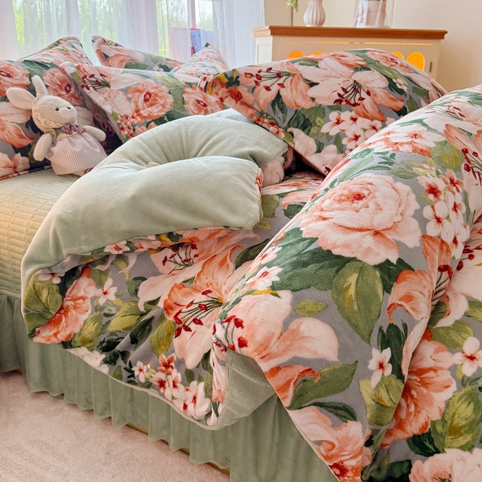 91家纺网 家纺一手货源 找家纺 鸿羽樱家纺《原伊菲晓》 2025新款花仙子系列印花牛奶绒床盖炕垫炕盖四件套-云裳 云裳-牡丹倾城绿
