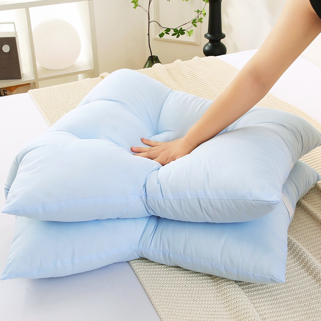 91家纺网 家纺一手货源 找家纺 碧尔家居 2025新款简约猫长条机械钉扣水洗棉床头靠枕 浅蓝