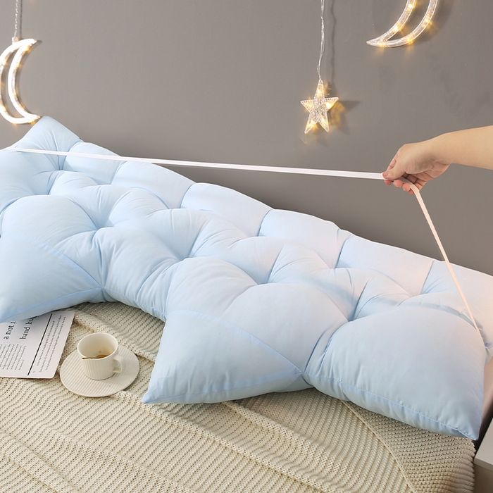 91家纺网 家纺一手货源 找家纺 碧尔家居 2025新款简约猫长条机械钉扣水洗棉床头靠枕 浅蓝