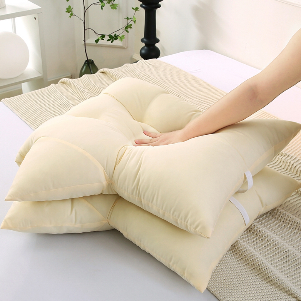 91家纺网 家纺一手货源 找家纺 碧尔家居 2025新款简约猫长条机械钉扣水洗棉床头靠枕 米黄