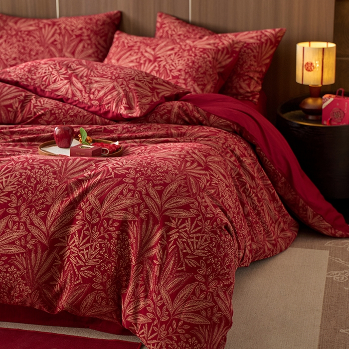 91家纺网 家纺一手货源 找家纺 千朵森 2025新款全棉色织提花大红婚庆四件套 叶语传喜