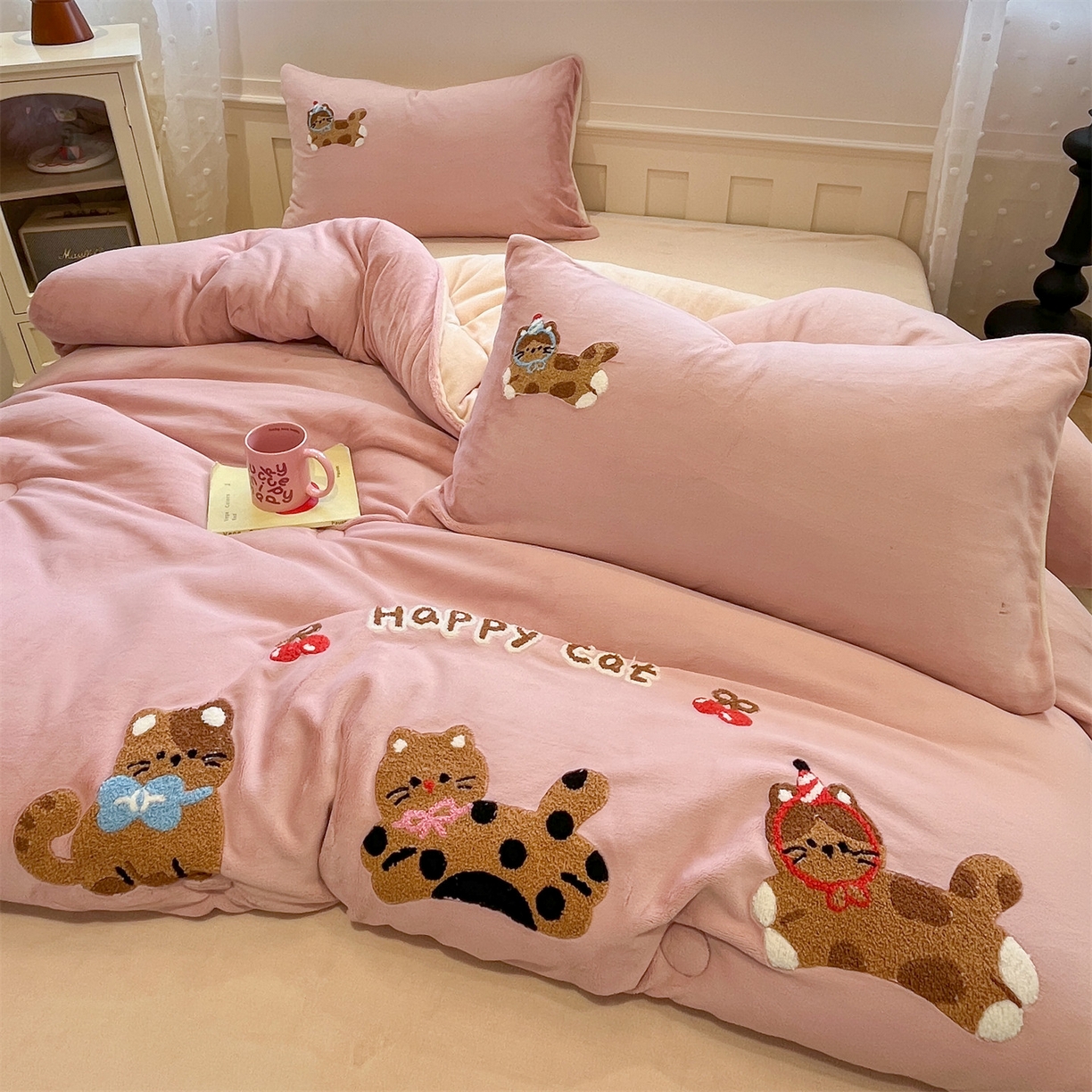 91家纺网 家纺一手货源 找家纺 星座家纺 2025新品牛奶绒毛巾绣冬被 被子被芯 冬被-粉糯猫咪