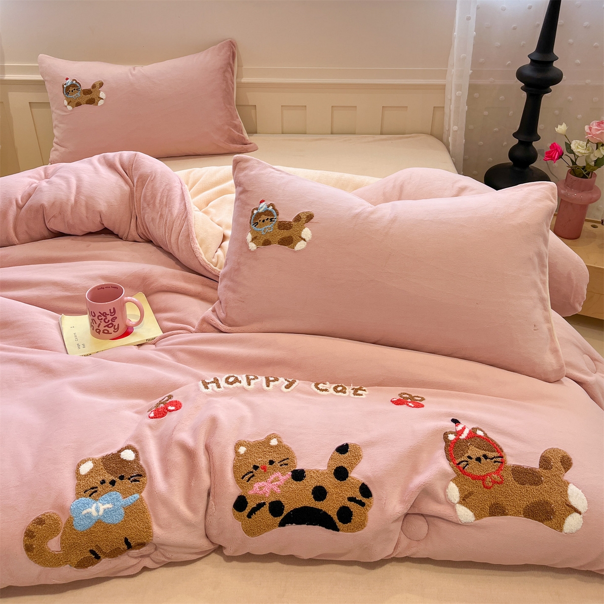 91家纺网 家纺一手货源 找家纺 星座家纺 2025新品牛奶绒毛巾绣冬被 被子被芯 冬被-粉糯猫咪