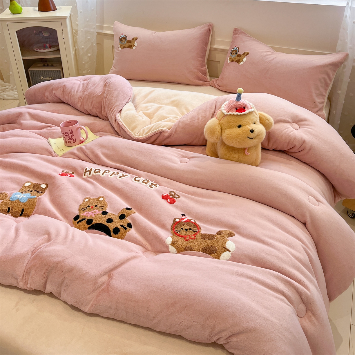 91家纺网 家纺一手货源 找家纺 星座家纺 2025新品牛奶绒毛巾绣冬被 被子被芯 冬被-粉糯猫咪