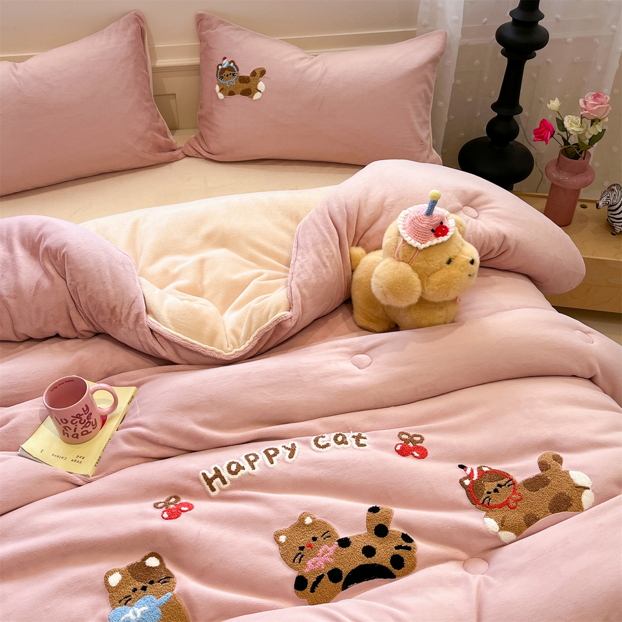 91家纺网 家纺一手货源 找家纺 星座家纺 2025新品牛奶绒毛巾绣冬被 被子被芯 冬被-粉糯猫咪