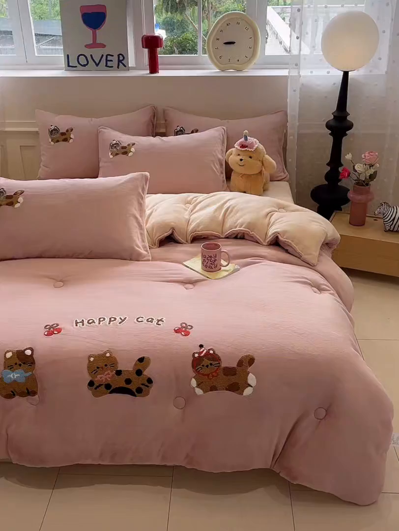 91家纺网 家纺一手货源 找家纺 星座家纺 2025新品牛奶绒毛巾绣冬被 被子被芯 冬被-粉糯猫咪
