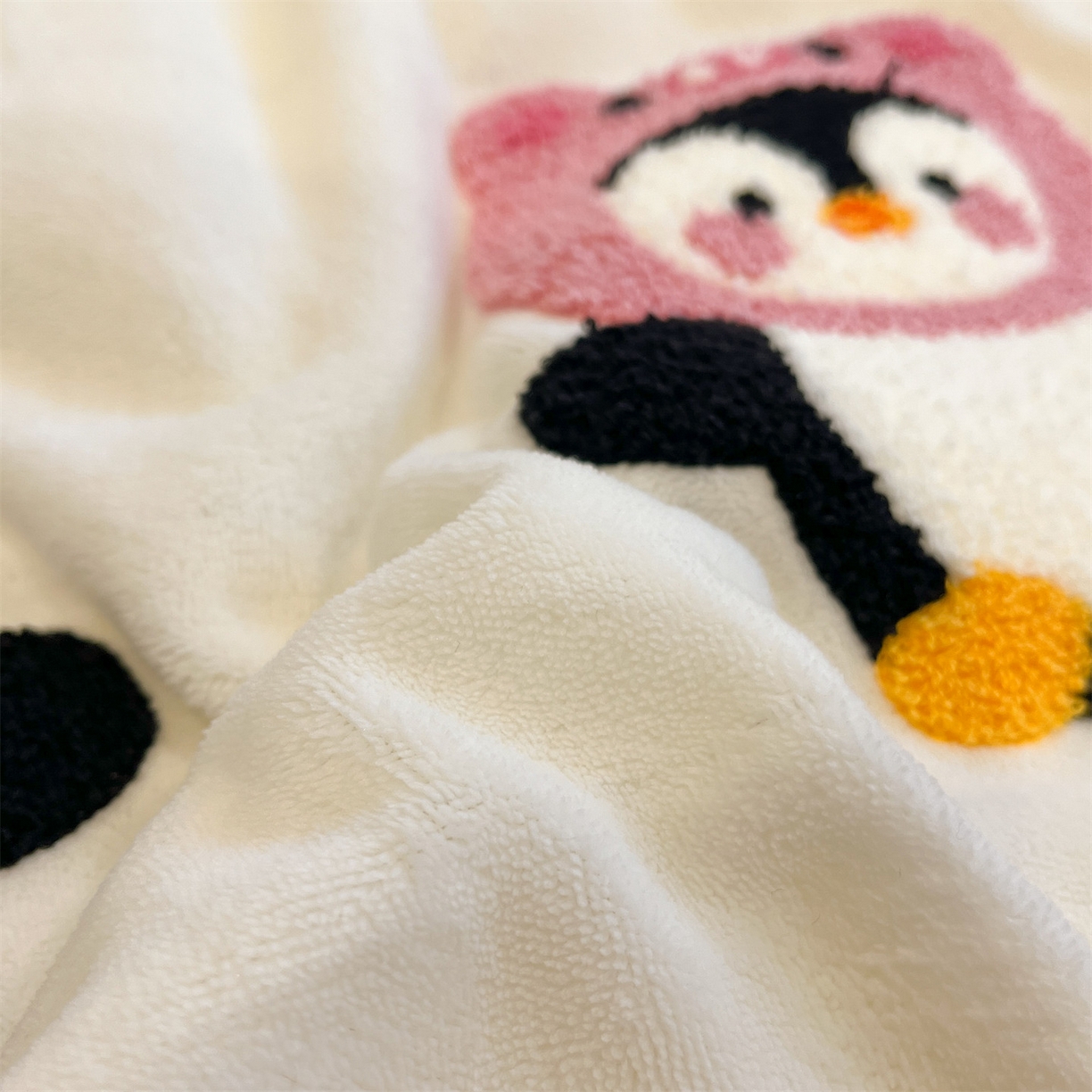 91家纺网 家纺一手货源 找家纺 星座家纺 2025新品牛奶绒毛巾绣冬被 被子被芯 冬被-企鹅伙伴