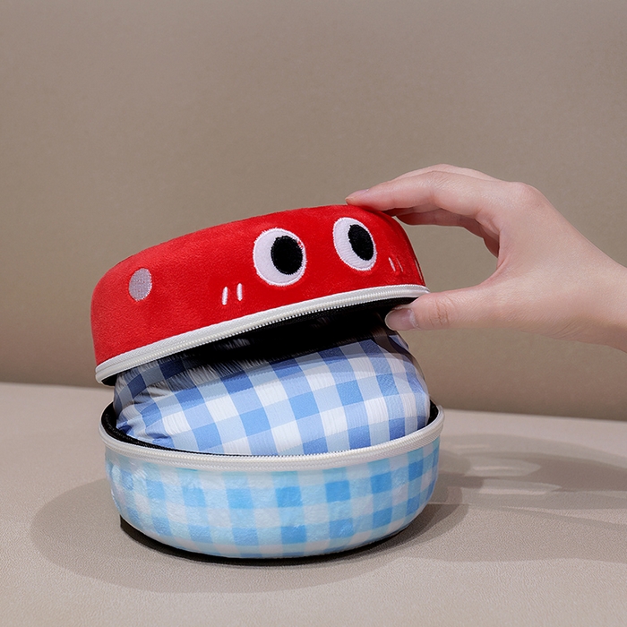 91家纺网 家纺一手货源 找家纺 仟亿莱 2025新款果蔬记忆棉u枕套盒 红蘑菇蓝格收纳