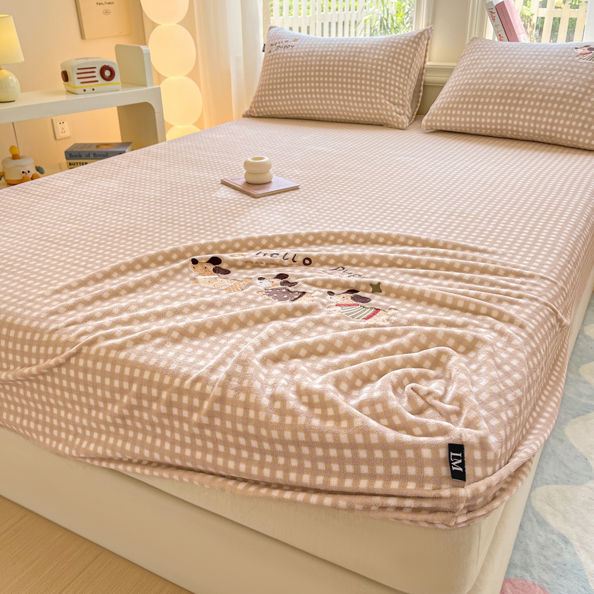 91家纺网 家纺一手货源 找家纺 （总）乐美家纺 2025新款A类高克重刺绣牛奶绒床笠三件套