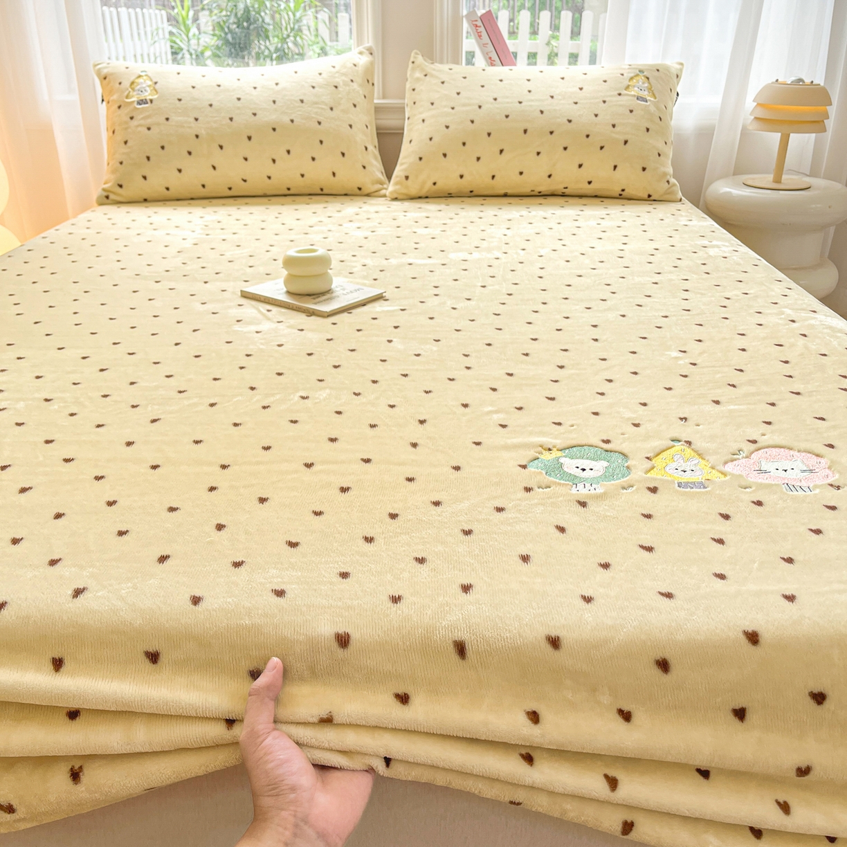 91家纺网 家纺一手货源 找家纺 乐美家纺 2025新款A类高克重刺绣牛奶绒床笠三件套 萌宠派对